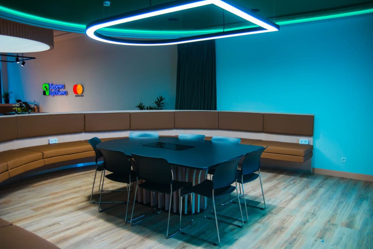 Появились фото нового отделения ПриватБанка: без касс, но с киосками